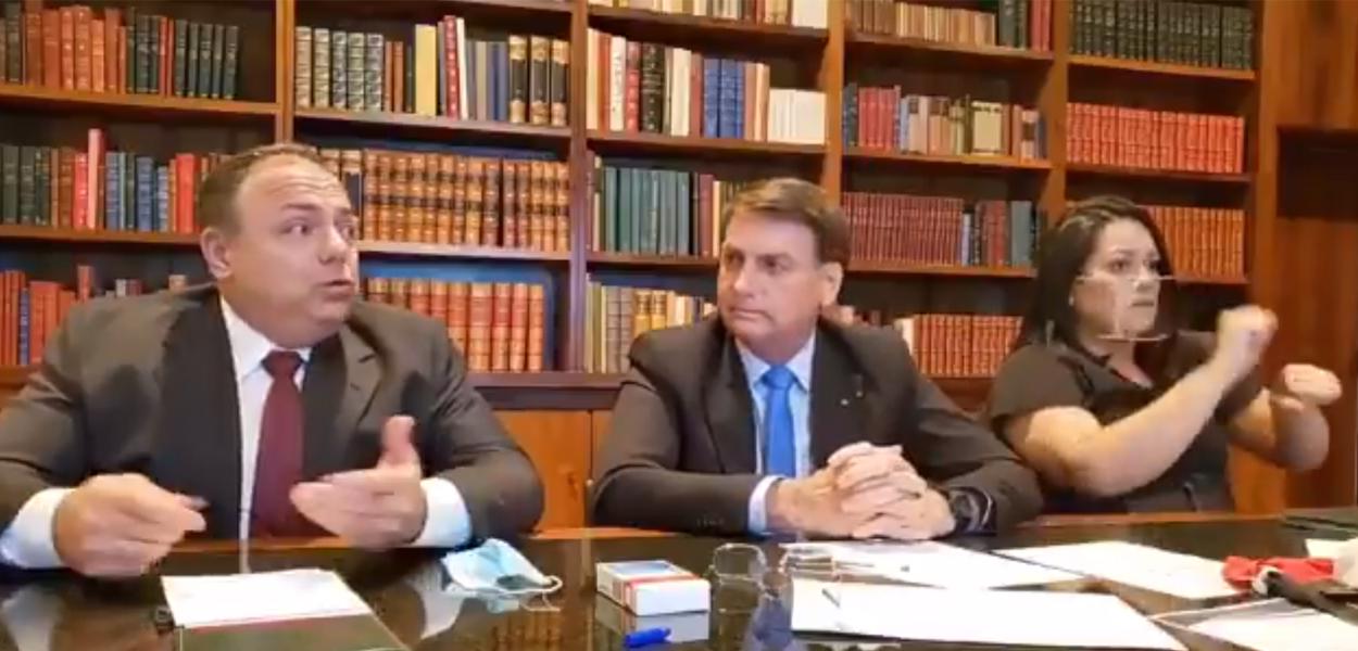 Jair Bolsonaro ao lado de Eduardo Pazuello durante live (Foto: Reprodução) Jair Bolsonaro ao lado de Eduardo Pazuello durante live