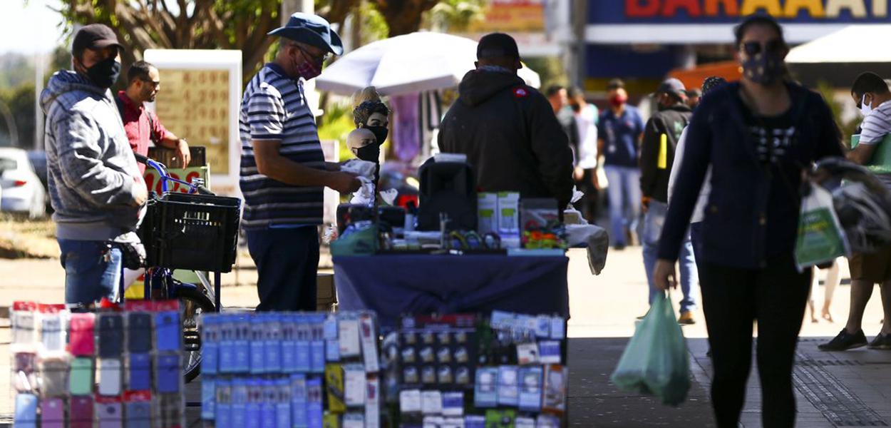 Comércio de rua em Brasília. (Foto: Marcelo Camargo/Agência Brasil) Comércio de rua em Brasília.