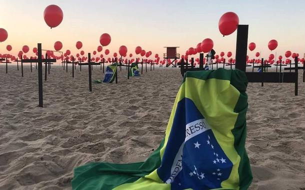 Protesto em Copacabana, no Rio, pelos 100 mil mortos pela Covid-19 (Foto: Reprodução/Instagram) Protesto em Copacabana, no Rio, pelos 100 mil mortos pela Covid-19