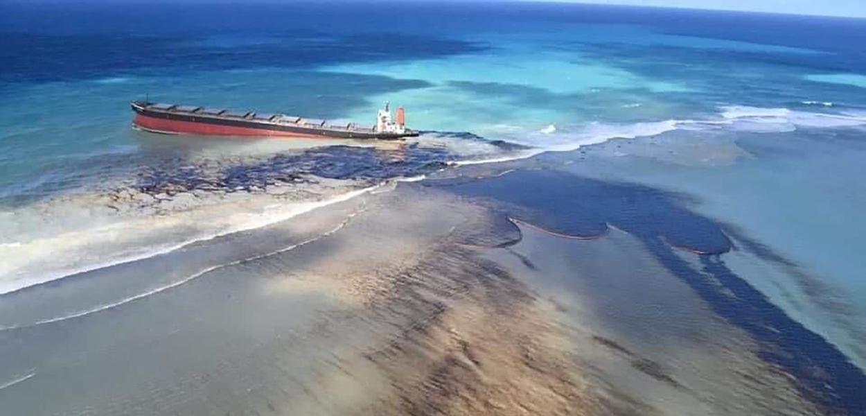 Maurício está enfrentando o desastre ecológico mais sério de sua história. Um vazamento de óleo, que começou em 6 de agosto, está afetando o sudeste da ilha (Foto: Reprodução/Twitter) Maurício está enfrentando o desastre ecológico mais sério de sua história. Um vazamento de óleo, que começou em 6 de agosto, está afetando o sudeste da ilha