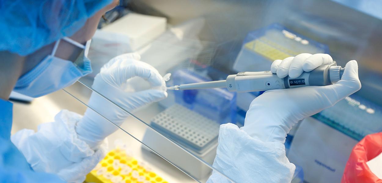 Cientistas pesquisam possível vacina contra Covid-19 em São Petersburgo, na Rússia 11/06/2020 (Foto: REUTERS/Anton Vaganov) Cientistas pesquisam possível vacina contra Covid-19 em São Petersburgo, na Rússia 11/06/2020