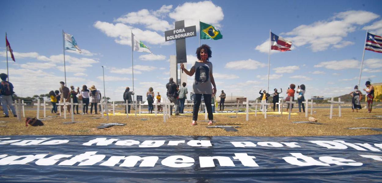 Integrantes da Coalizão Negra por Direitos protestam contra Bolsonaro após protocolar pedido de impeachment (Foto: Matheus Alves e Pedro Borges/Alma Preta) Integrantes da Coalizão Negra por Direitos protestam contra Bolsonaro após protocolar pedido de impeachment