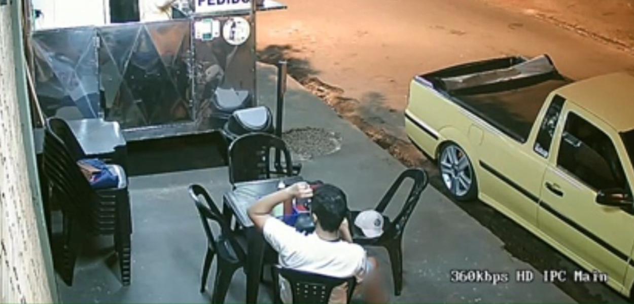 Câmeras flagram cliente arrancando cabelo e colocando em lanche antes de reclamar a vendedor (Foto: Reprodução/RPC) Câmeras flagram cliente arrancando cabelo e colocando em lanche antes de reclamar a vendedor