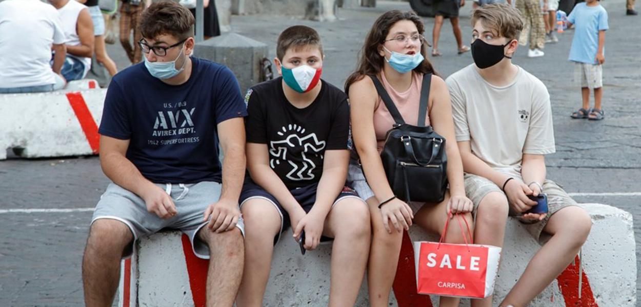 Pessoas entre 20 e 40 anos estão impulsionando a pandemia de Covid-19 para outros grupos, diz OMS