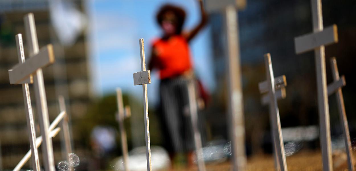 Cruzes colocadas em Brasília para marcar os mortos pela Covid-19 no Brasil 12/08/2020 (Foto: REUTERS/Adriano Machado) Cruzes colocadas em Brasília para marcar os mortos pela Covid-19 no Brasil 12/08/2020