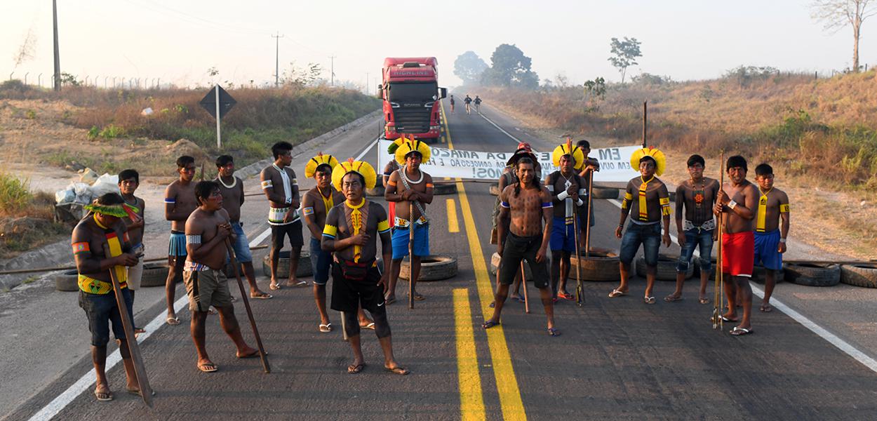 Índigenas em trecho da BR-163 em Novo Progresso (PA) 17/08/2020 (Foto: REUTERS/Lucas Landau) Índigenas em trecho da BR-163 em Novo Progresso (PA) 17/08/2020