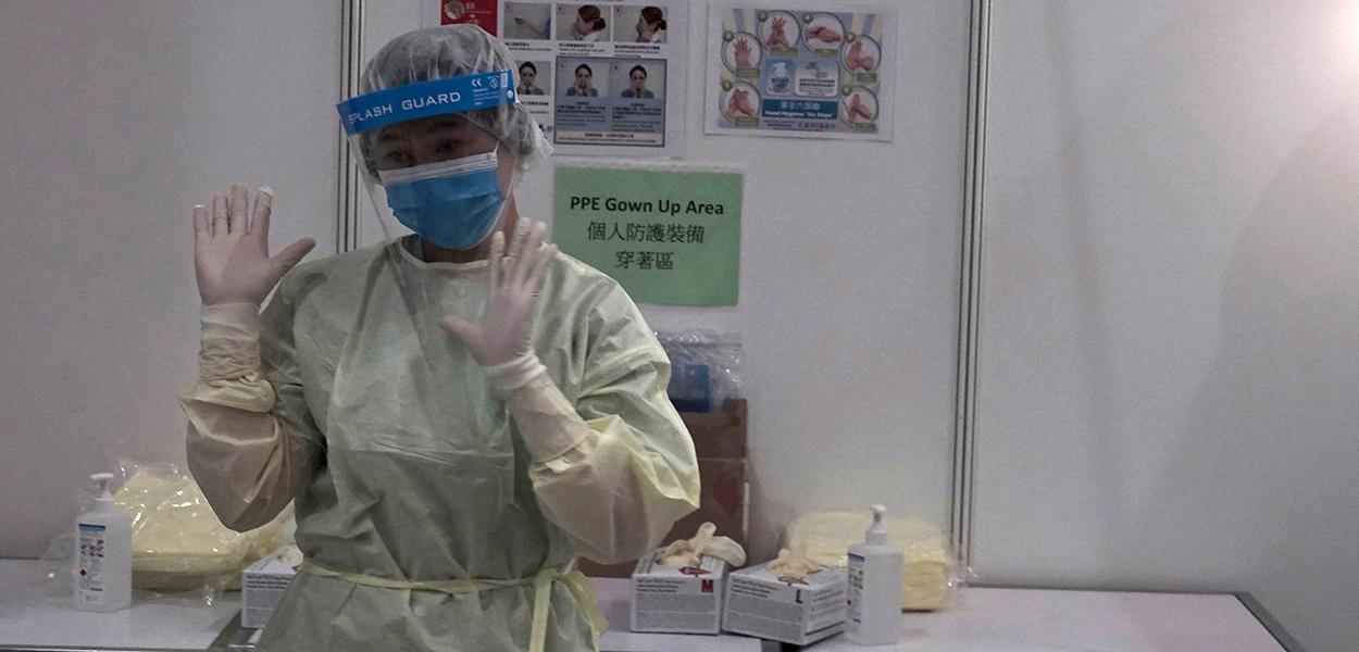 Funcionária de hospital de campanha para tratamento de pacientes com Covid-19 em Hong Kong (Foto: REUTERS/Pak Yiu) Funcionária de hospital de campanha para tratamento de pacientes com Covid-19 em Hong Kong