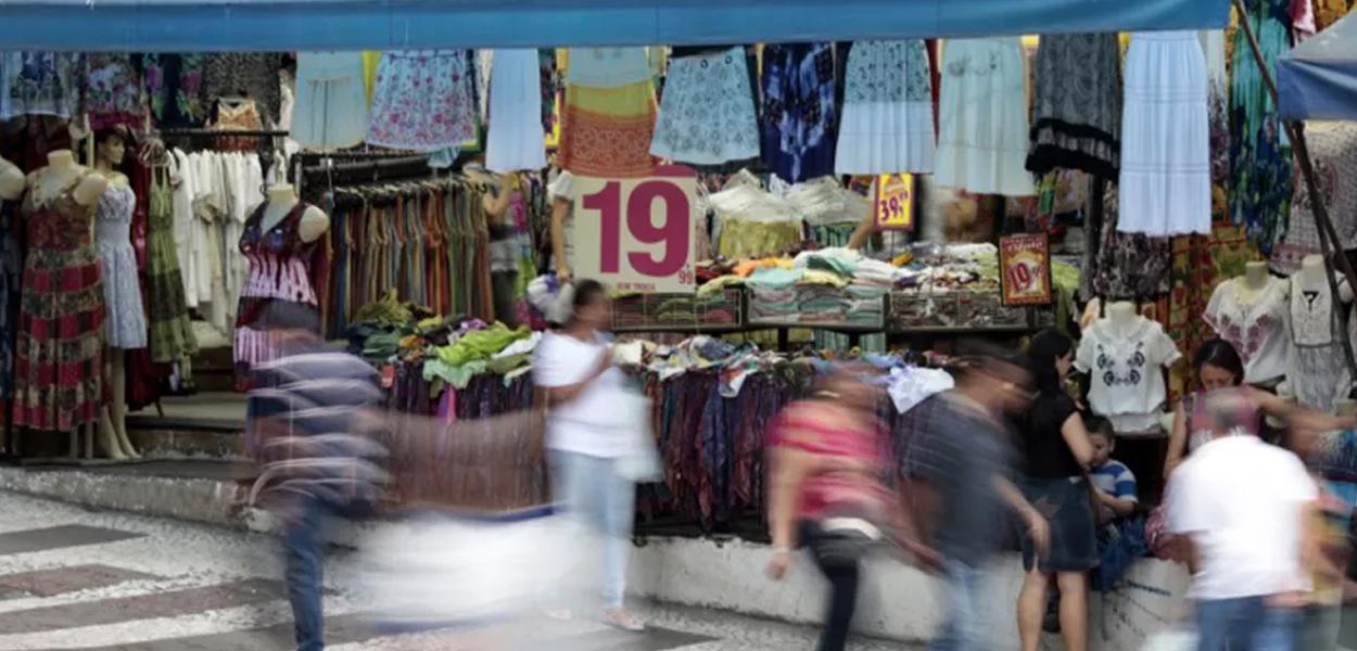 Pessoas passam em frente a loja em rua comercial de São Paulo (Foto: REUTERS/Paulo Whitaker) www.brasil247.com - Pessoas passam em frente a loja em rua comercial de São Paulo