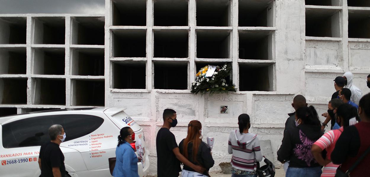 Familiares comparecem a enterro de homem que morreu vítima de Covid-19 em cemitério em Nova Iguaçu 20/08/2020 (Foto: REUTERS/Pilar Olivares) Familiares comparecem a enterro de homem que morreu vítima de Covid-19 em cemitério em Nova Iguaçu 20/08/2020