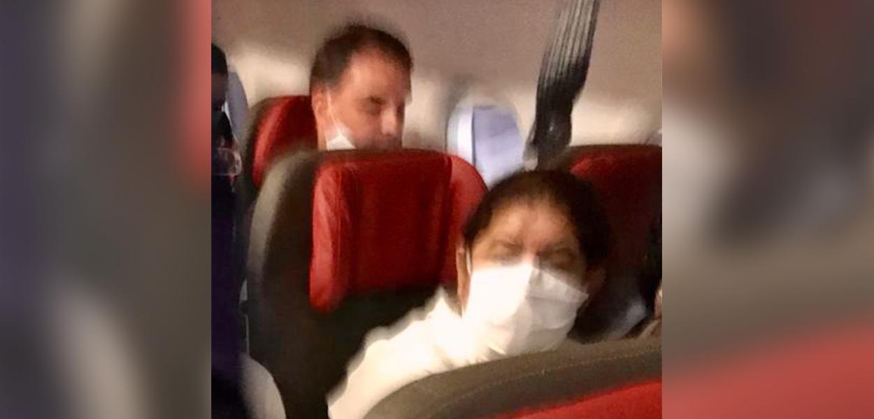 Flávio Bolsonaro com máscara no queixo (Foto: Divulgação) Flávio Bolsonaro com máscara no queixo