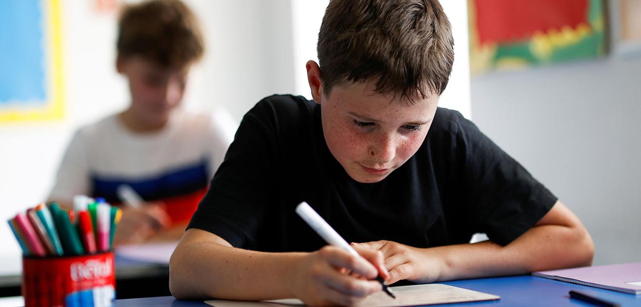 Criança em sala de aula em Watlington, no Reino Unido, em meio à pandemia de Covid-19 (Foto: REUTERS/Eddie Keogh) Criança em sala de aula em Watlington, no Reino Unido, em meio à pandemia de Covid-19