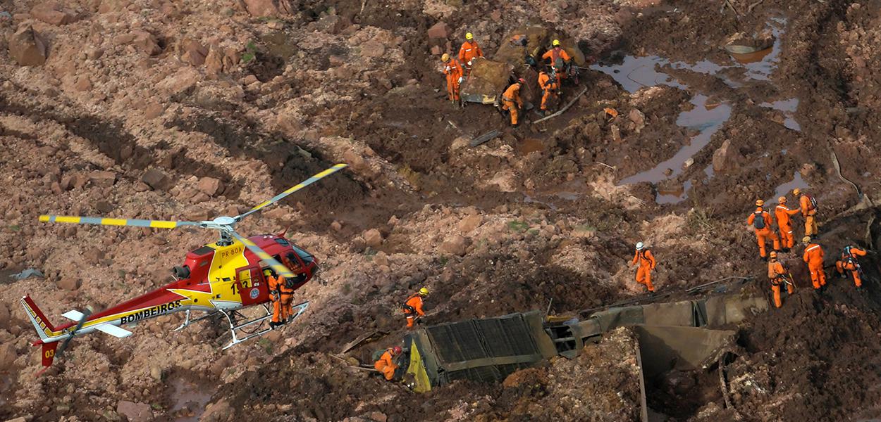 Bombeiros trabalham no resgate de vítimas em Brumadinho (MG) (Foto: Washington Alves/Reuters) Bombeiros trabalham no resgate de vítimas em Brumadinho (MG)
