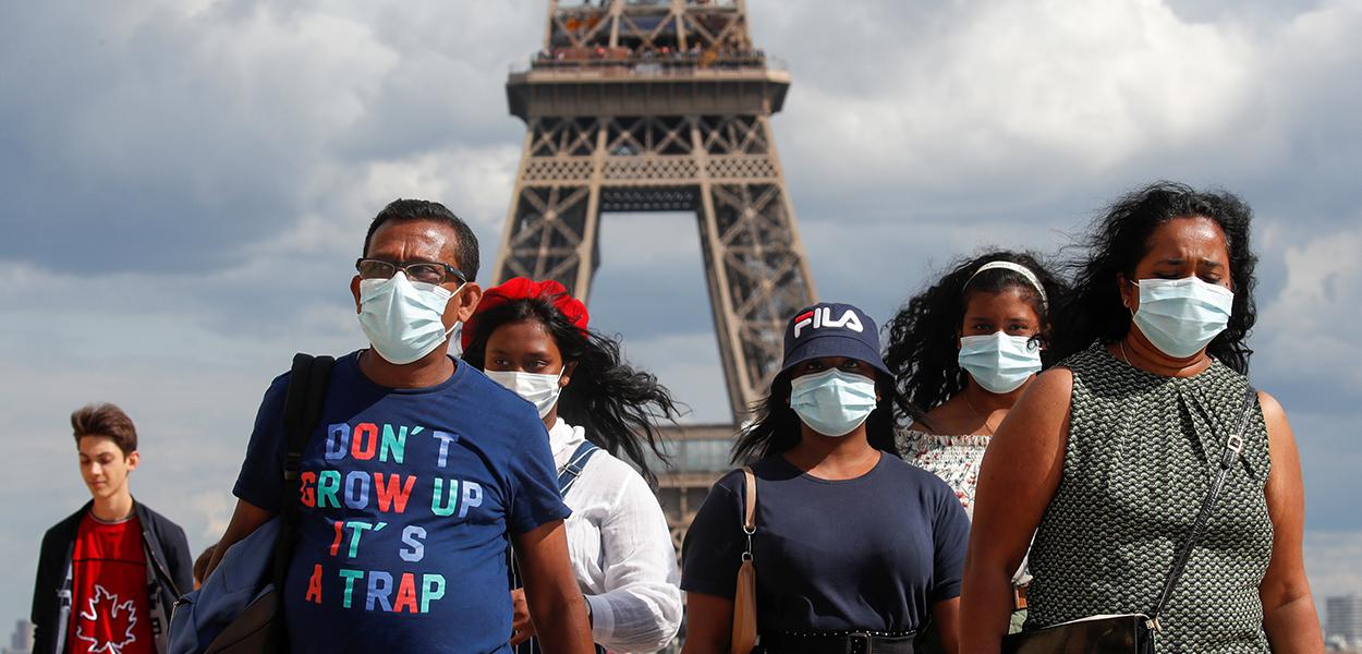 Pessoas com máscaras de proteção perto da Torre Eiffel, em Paris (Foto: REUTERS/Gonzalo Fuentes) Pessoas com máscaras de proteção perto da Torre Eiffel, em Paris