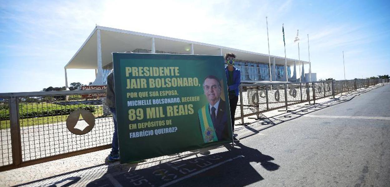 Manifestantes protestam contra Jair Bolsonaro em Brasília (Foto: Adriano Machado/Reuters) Manifestantes protestam contra Jair Bolsonaro em Brasília