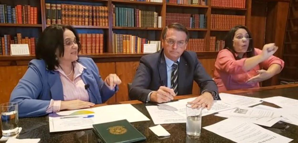 Jair Bolsonaro e Damares Alves (Foto: Reprodução) Jair Bolsonaro e Damares Alves