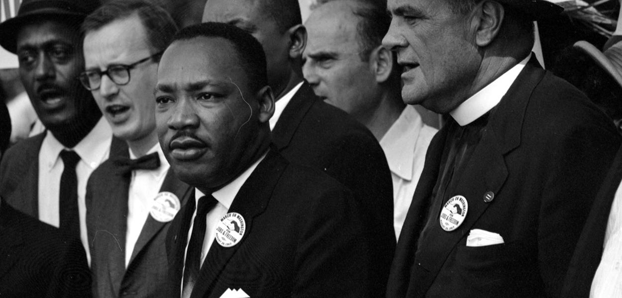 Rev. Martin Luther King Jr. (C) leads other civil rights leaders and marchers during the March on Washington for Jobs and Freedom in this August 28, 1963 file photo shot by U.S. Information Agency photographer Rowland Scherman and provided to Reuters by the U.S. National Archives in Washington on August 21, 2013. In the coming week, Washington will play host to an array of events marking the 50th anniversary of the march and speech.
REUTERS/Rowland Scherman/U.S. Information Agency/U.S. National Archives (UNITED STATES - Tags: POLITICS ANNIVERSARY) ATTENTION EDITORS - THIS IMAGE WAS PROVIDED BY A THIRD PARTY. FOR EDITORIAL USE ONLY. NOT FOR SALE FOR MARKETING OR ADVERTISING CAMPAIGNS.THIS PICTURE IS DISTRIBUTED EXACTLY AS RECEIVED BY REUTERS, AS A SERVICE TO CLIENTS (Foto: HANDOUT) Rev. Martin Luther King Jr. (C) leads other civil rights leaders and marchers during the March on Washington for Jobs and Freedom in this August 28, 1963 file photo shot by U.S. Information Agency photographer Rowland Scherman and provided to Reuters by the U.S. National Archives in Washington on August 21, 2013. In the coming week, Washington will play host to an array of events marking the 50th anniversary of the march and speech.
REUTERS/Rowland Scherman/U.S. Information Agency/U.S. National Archives (UNITED STATES - Tags: POLITICS ANNIVERSARY) ATTENTION EDITORS - THIS IMAGE WAS PROVIDED BY A THIRD PARTY. FOR EDITORIAL USE ONLY. NOT FOR SALE FOR MARKETING OR ADVERTISING CAMPAIGNS.THIS PICTURE IS DISTRIBUTED EXACTLY AS RECEIVED BY REUTERS, AS A SERVICE TO CLIENTS