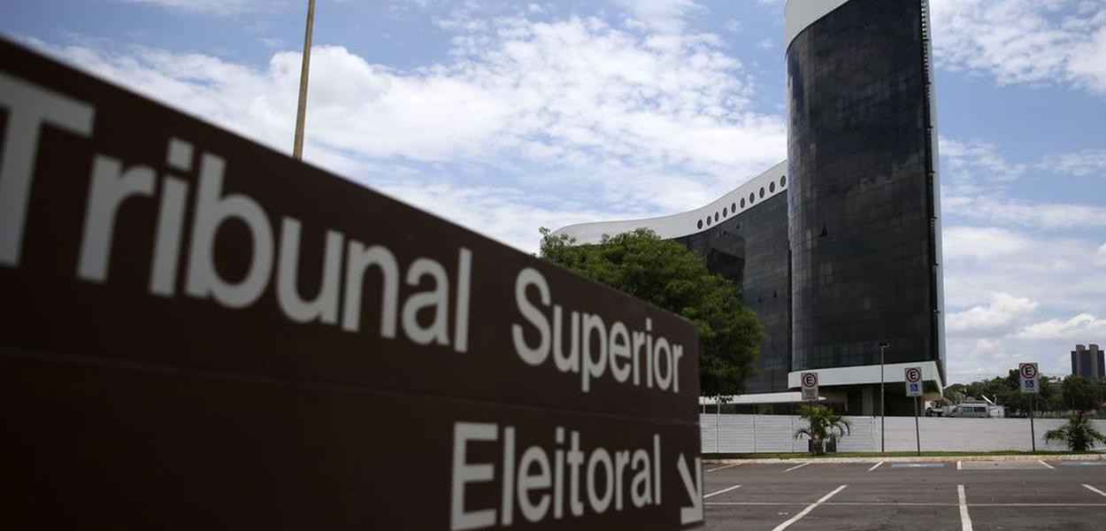 O TSE aumentou o esquema de segurança para acessar o prédio do tribunal neste domingo (Foto: José Cruz/Agência Brasil) O TSE aumentou o esquema de segurança para acessar o prédio do tribunal neste domingo