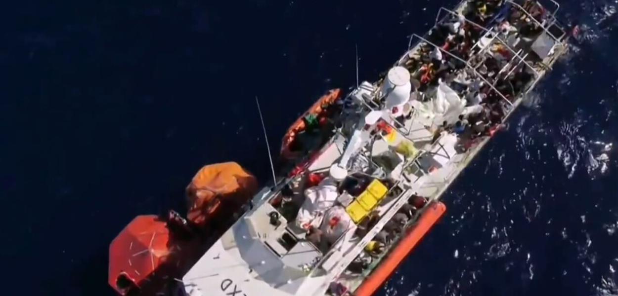 Foto deste sábado (29) mostra o navio 'Louise Michel', financiado pelo artista Banksy, com quase 200 pessoas a bordo no Mar Mediterrâneo (Foto: Twitter @MVLouiseMichel) Foto deste sábado (29) mostra o navio 'Louise Michel', financiado pelo artista Banksy, com quase 200 pessoas a bordo no Mar Mediterrâneo