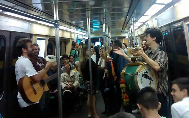 Músicos de rua em metrô (Foto: Reprodução) Músicos de rua em metrô