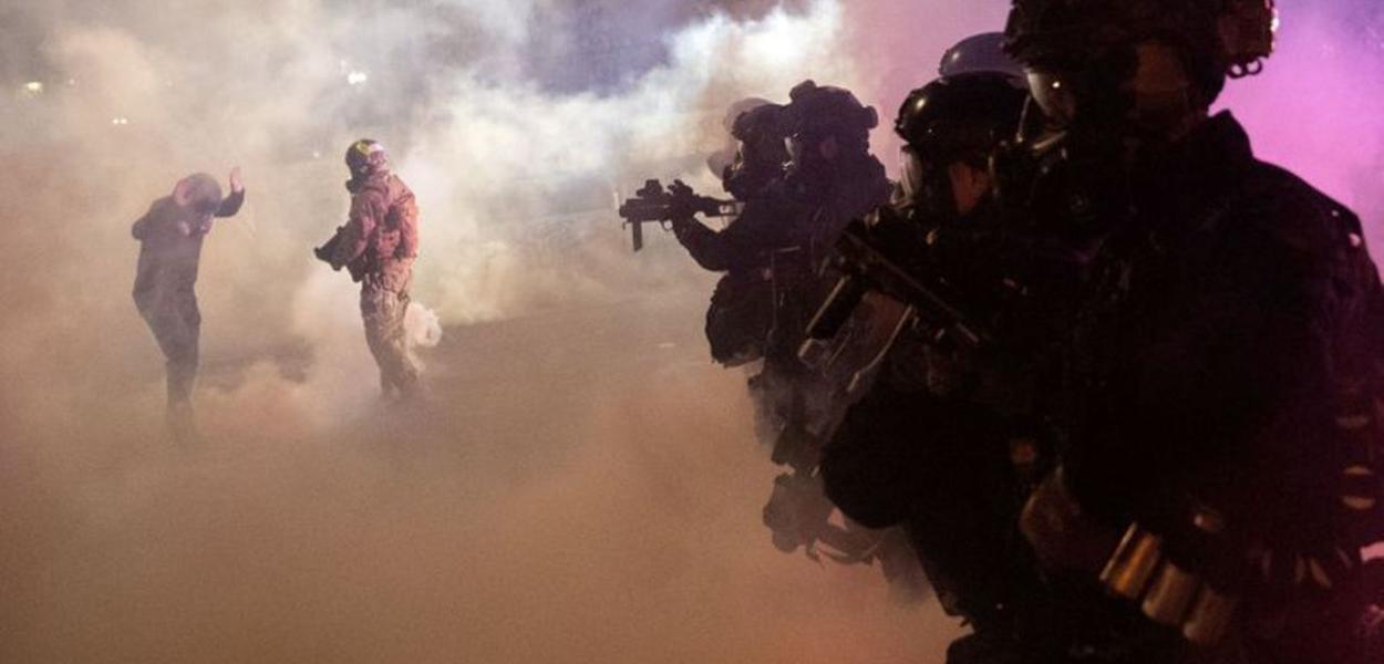 Repressão nos EUA contra antifas (Foto: Caitlin Ochs/Reuters) Repressão nos EUA contra antifas
