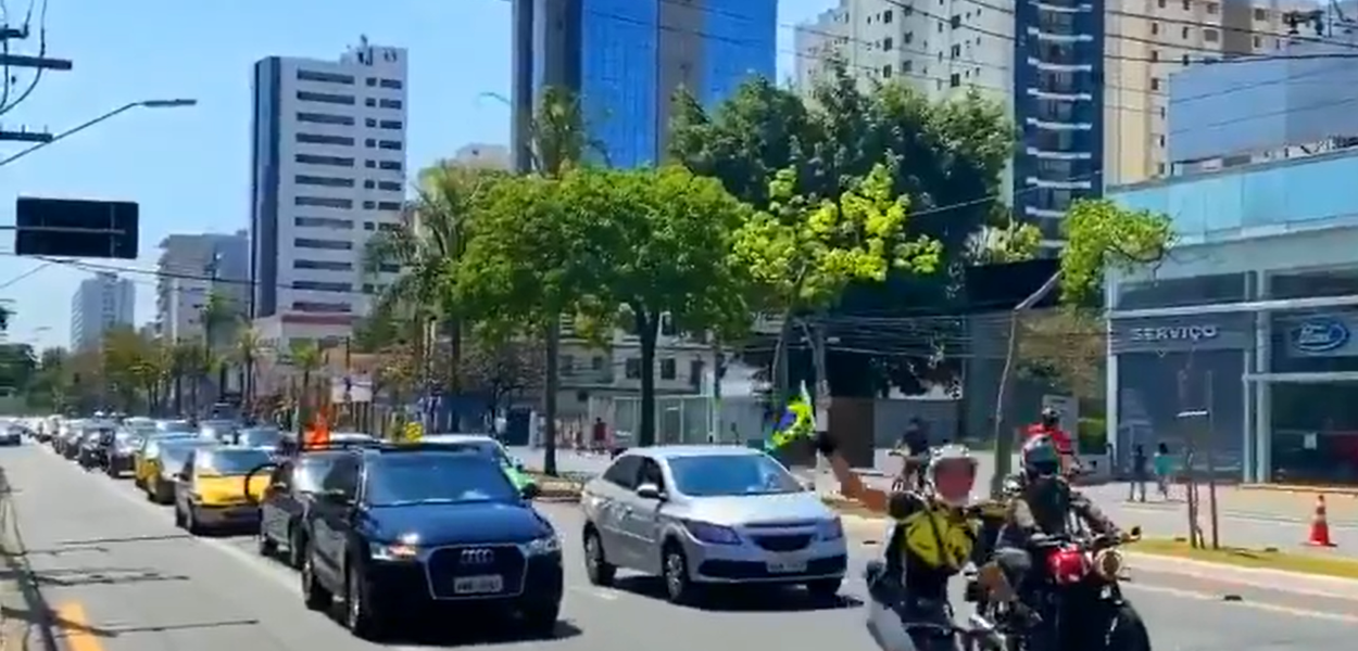 Lavajatistas fazem carreata contra Aras (Foto: Reprodução) Lavajatistas fazem carreata contra Aras