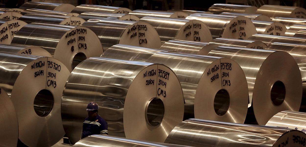 Fábrica de alumínio em Pindamonhangaba, SP (Foto: REUTERS/Paulo Whitaker) Fábrica de alumínio em Pindamonhangaba, SP
