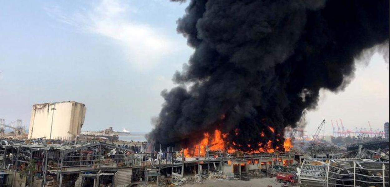 Incêndio atinge porto de Beirute, no Líbano (Foto: um mês após grande explosão) Incêndio atinge porto de Beirute, no Líbano