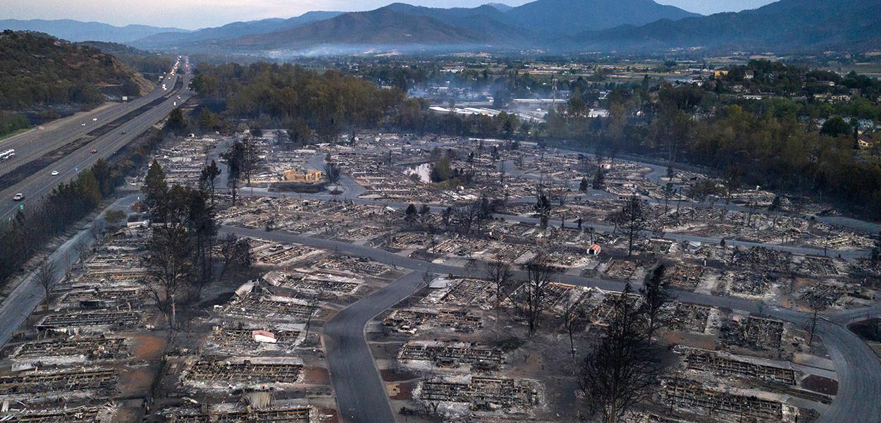 Região de Phoenix, Oregon, devastada pelo fogo (Foto: REUTERS/Adrees Latif) Região de Phoenix, Oregon, devastada pelo fogo