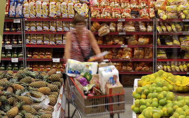 Mulher faz compras em supermercado de São Paulo (Foto: REUTERS/Paulo Whitaker) Mulher faz compras em supermercado de São Paulo