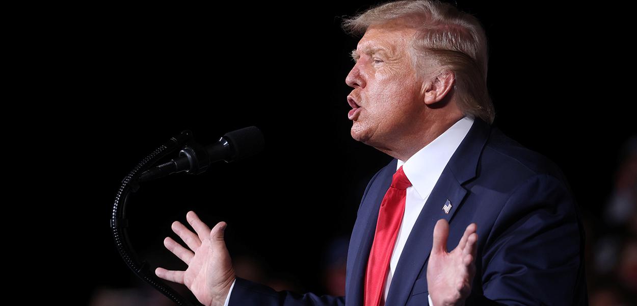 Trump diz que minimizou coronavírus pois não queria criar pânico, segundo livro de Bob Woodward (Foto: REUTERS/Jonathan Ernst) Trump diz que minimizou coronavírus pois não queria criar pânico, segundo livro de Bob Woodward
