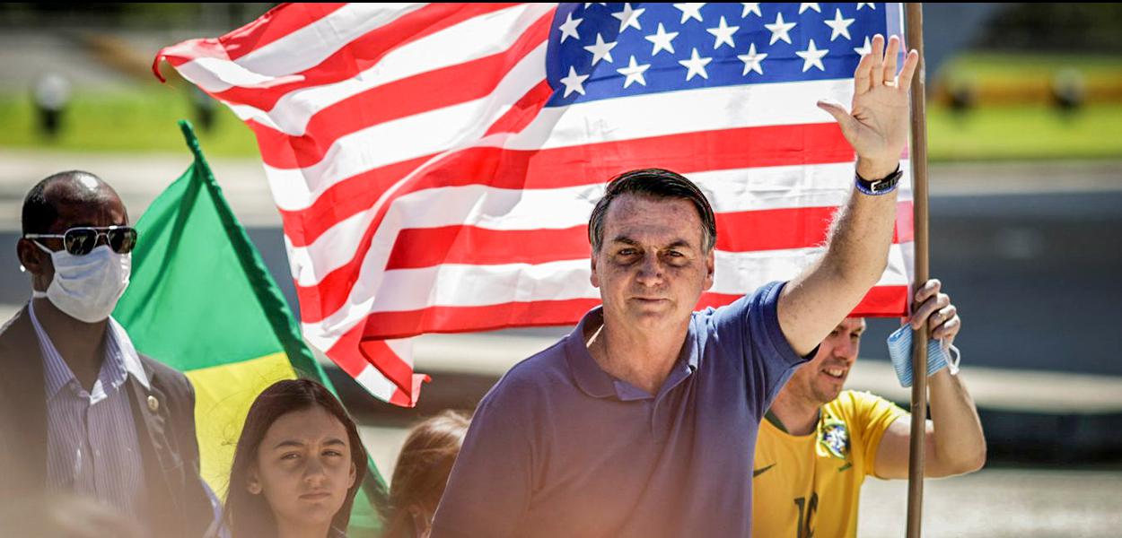 O presidente Jair Bolsonaro durante protesto em Brasília: ida de presidente brasileiro à comemoração do feriado americano era incomum. (Foto: Ueslei Marcelino/Reuters) O presidente Jair Bolsonaro durante protesto em Brasília: ida de presidente brasileiro à comemoração do feriado americano era incomum.
