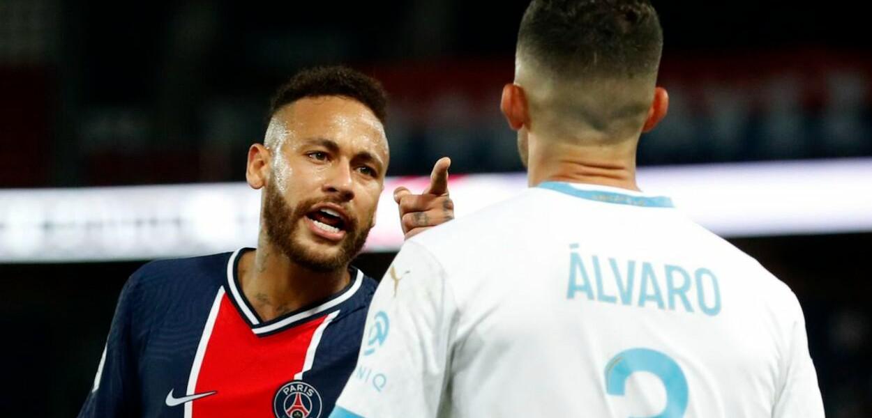 Neymar Jr. e Álvaro González (Foto: Gonzalo Fuentes/Reuters) Neymar Jr. e Álvaro González