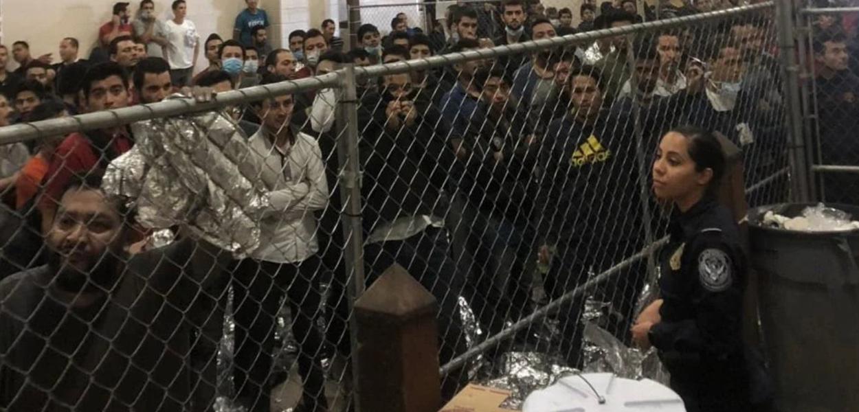 Imigrantes em centro de detenção no Texas visitado por Mike Pence (Foto: Reprodução/Twitter) Imigrantes em centro de detenção no Texas visitado por Mike Pence