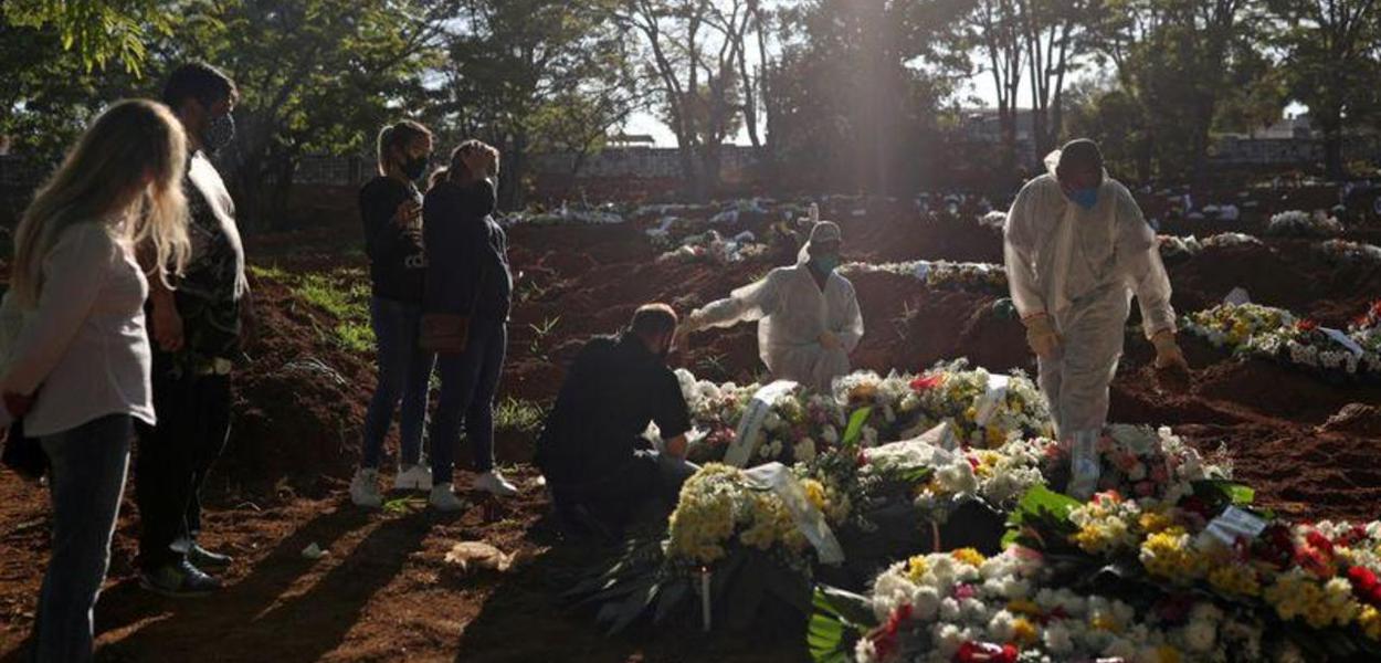 Vítima de Covid-19 é sepultada em cemitério de São Paulo 05/08/2020 (Foto: REUTERS/Amanda Perobelli) Vítima de Covid-19 é sepultada em cemitério de São Paulo 05/08/2020