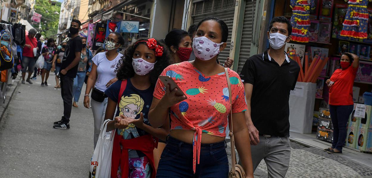 Pessoas olham comércio de rua no Rio de Janeiro (Foto: REUTERS/Lucas Landau) Pessoas olham comércio de rua no Rio de Janeiro