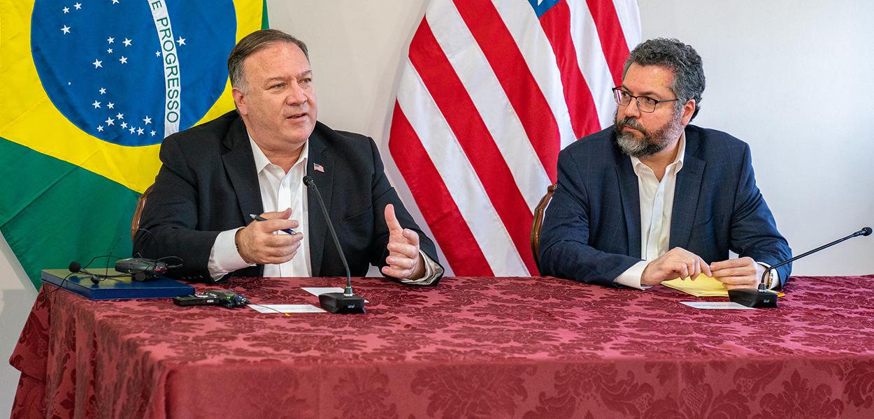 Mike Pompeo e Ernesto Araújo (Foto: Departamento de Estado/Ron Przysucha) Mike Pompeo e Ernesto Araújo