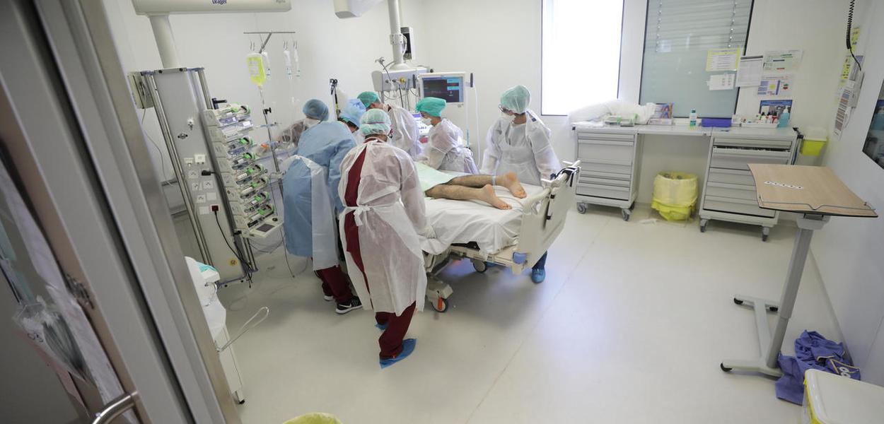França registra uma alta de novos casos de Covid-19, mas também um aumento no número de pessoas em reanimação nos hospitais (Foto: REUTERS - ERIC GAILLARD) França registra uma alta de novos casos de Covid-19, mas também um aumento no número de pessoas em reanimação nos hospitais