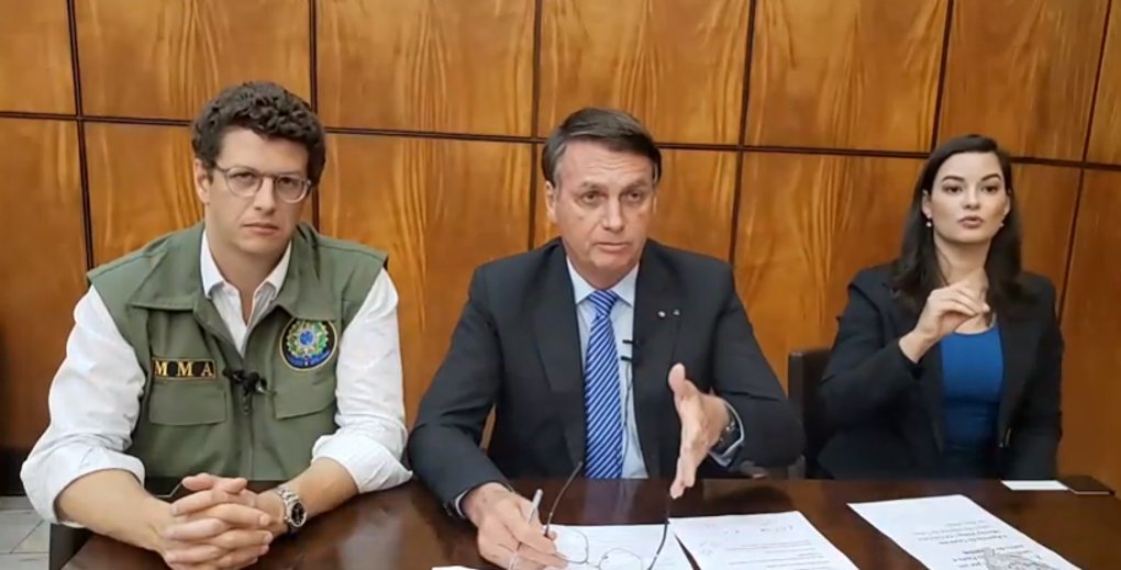 Ricardo Salles, Jair Bolsonaro e tradutora (Foto: Reprodução) Ricardo Salles, Jair Bolsonaro e tradutora