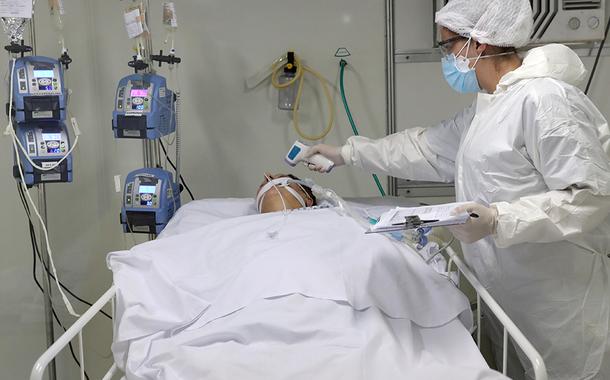 Paciente com Covid-19 na UTI de um hospital (Foto: REUTERS/Amanda Perobelli) Paciente com Covid-19 na UTI de um hospital