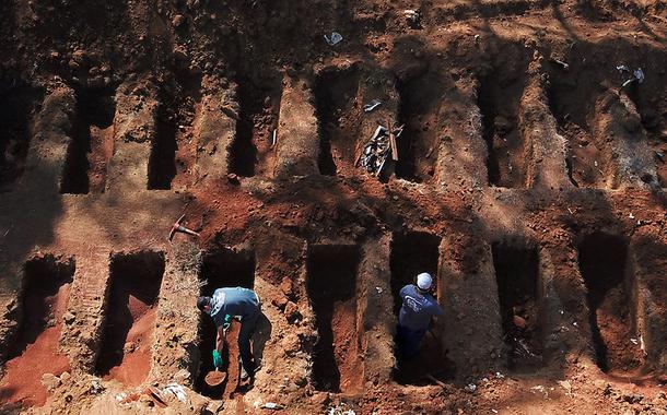 Sepultadores cavam covas no cemitério de Vila Formosa, em São Paulo, em meio à pandemia de Covid-19 08/08/2020