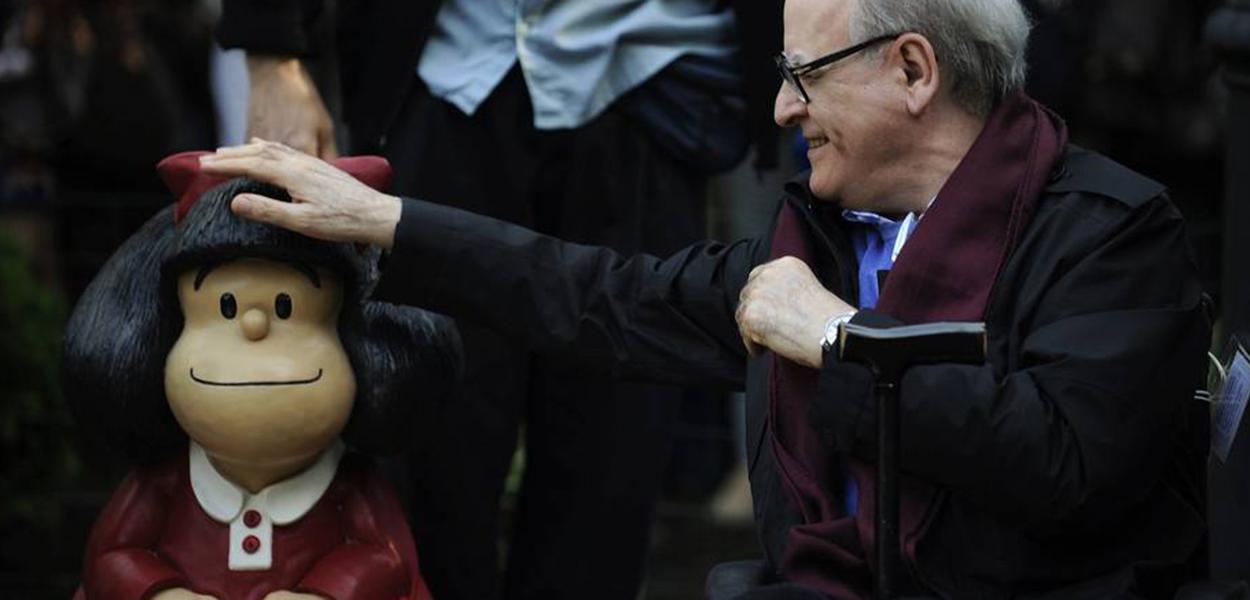 Joaquin Salvador Lavado com Mafalda (Foto: REUTERS/Eloy Alonso) www.brasil247.com - Joaquin Salvador Lavado com Mafalda