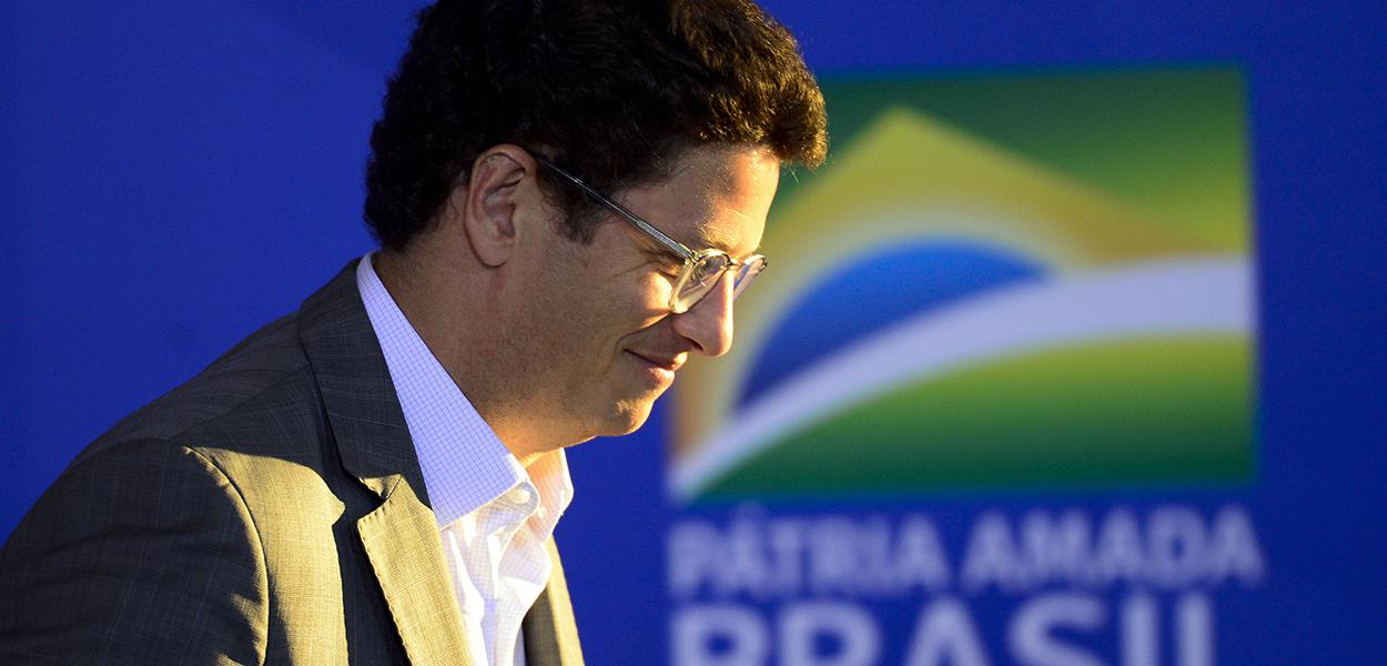 O ministro do Meio Ambiente, Ricardo Salles, durante cerimônia de sanção do projeto de lei (PL 1.095/2019) que aumenta pena para crimes de maus-tratos a animais. (Foto: Marcelo Camargo/Agência Brasil) O ministro do Meio Ambiente, Ricardo Salles, durante cerimônia de sanção do projeto de lei (PL 1.095/2019) que aumenta pena para crimes de maus-tratos a animais.