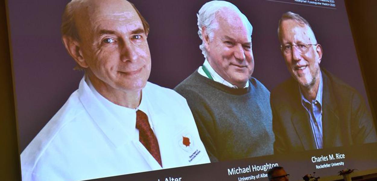 Fotos dos cientistas Harvey J. Alter, Michael Houghton e Charles M. Rice aparecem em tela durante anúncio de vencedores do Prêmio Nobel de Medicina em Estocolmo (Foto: Claudio Bresciani/TT News Agency/via REUTERS) Fotos dos cientistas Harvey J. Alter, Michael Houghton e Charles M. Rice aparecem em tela durante anúncio de vencedores do Prêmio Nobel de Medicina em Estocolmo