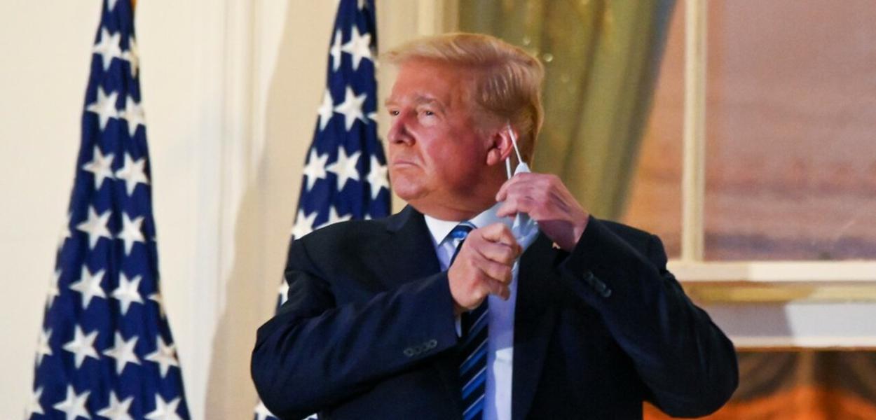 Com Covid, Trump tira a máscara ao chegar à Casa Branca (Foto: Reuters/Erin Scott) Com Covid, Trump tira a máscara ao chegar à Casa Branca