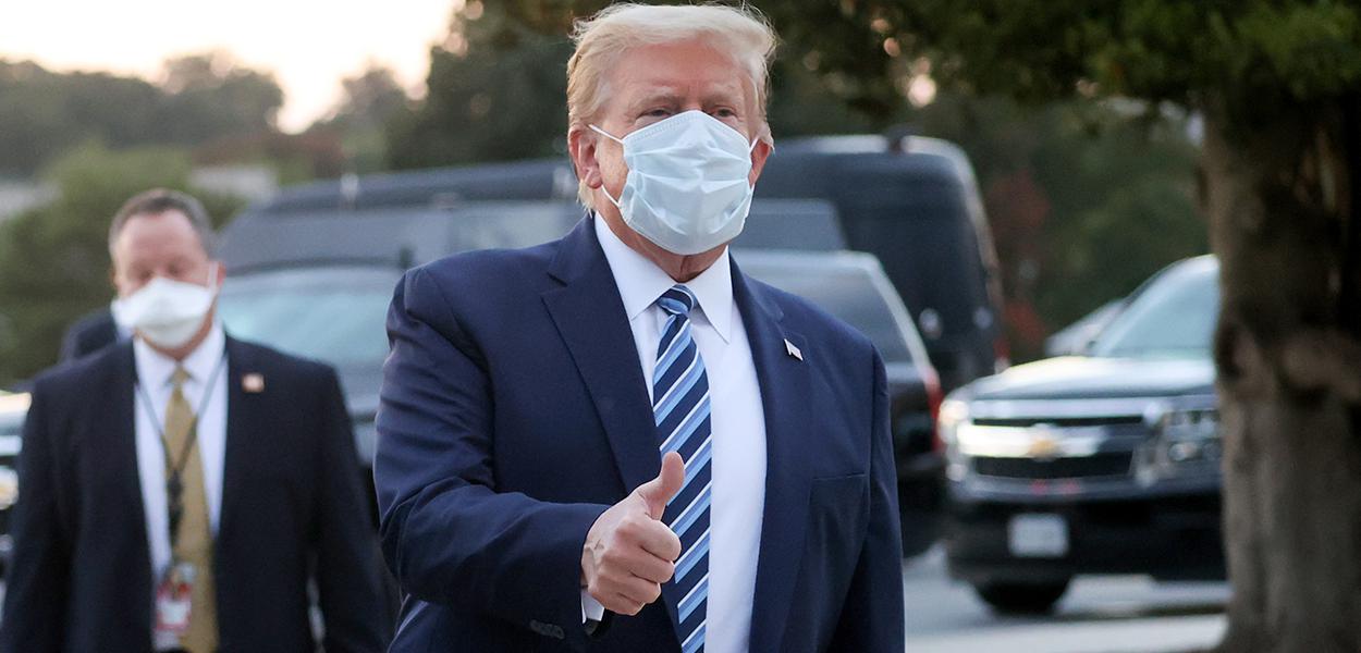 Trump faz sinal positivo para jornalistas e fotógrafos ao deixar o Centro Médico Walter Reed 05/10/2020 (Foto: REUTERS/Jonathan Ernst) Trump faz sinal positivo para jornalistas e fotógrafos ao deixar o Centro Médico Walter Reed 05/10/2020