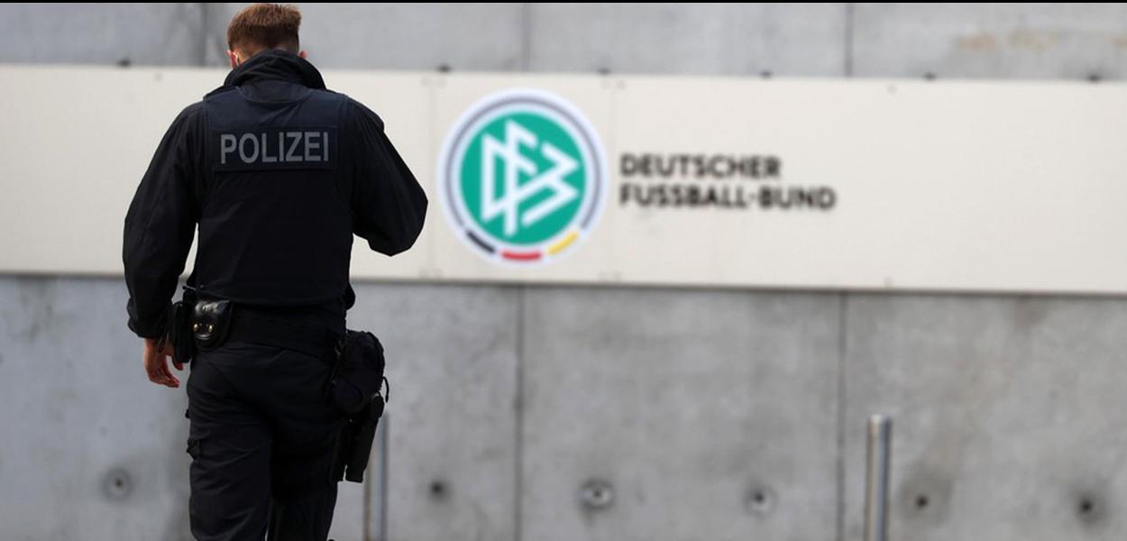 Policial caminha na entrada da sede da federação de futebol da Alemanha (Foto: Reuters) Policial caminha na entrada da sede da federação de futebol da Alemanha