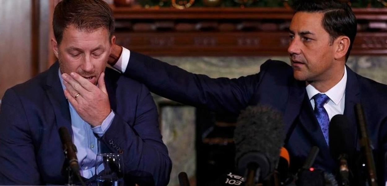 O ex-jogador britânico Andy Woodward consola Steve Walters, também ex-jogador. Ambos foram abusados sexualmente quando crianças pelo técnico Barry Bennell. (Foto: REUTERS/Phil Noble) www.brasil247.com - O ex-jogador britânico Andy Woodward consola Steve Walters, também ex-jogador. Ambos foram abusados sexualmente quando crianças pelo técnico Barry Bennell.