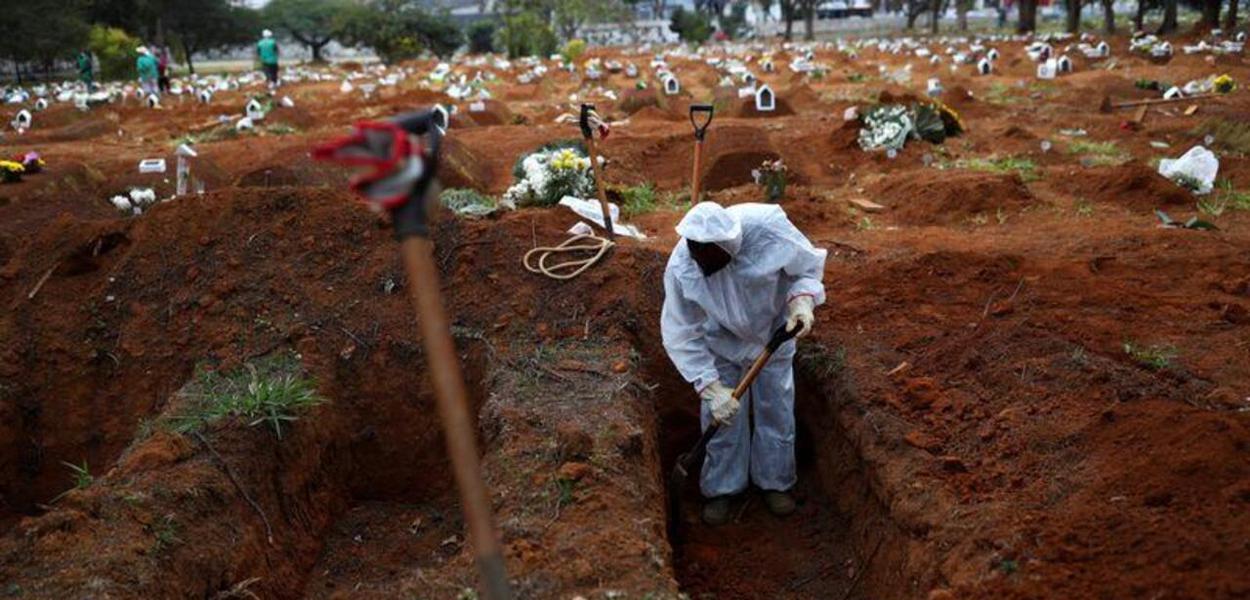 Covas abertas em cemitério de São Paulo (SP) em meio à pandemia de coronavírus 16/07/2020 (Foto: REUTERS/Amanda Perobelli) www.brasil247.com - Covas abertas em cemitério de São Paulo (SP) em meio à pandemia de coronavírus 16/07/2020