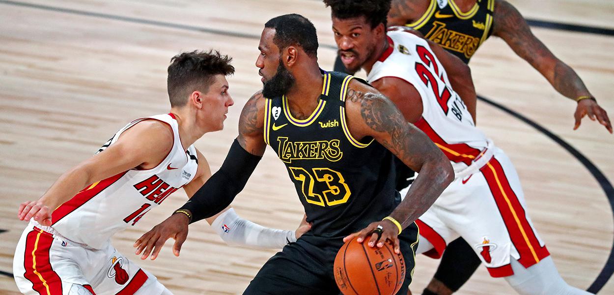 LeBron James com a bola e Butler atrás (Foto: Reuters/Kim Klement) www.brasil247.com - LeBron James com a bola e Butler atrás
