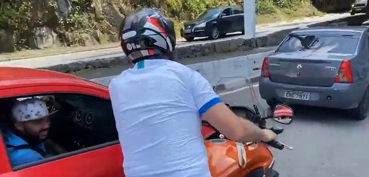 No dia em que o Brasil ultrapassa 150 mil mortos de covid, Bolsonaro passeia de moto pelo Guarujá No dia em que o Brasil ultrapassa 150 mil mortos de covid, Bolsonaro passeia de moto pelo Guarujá